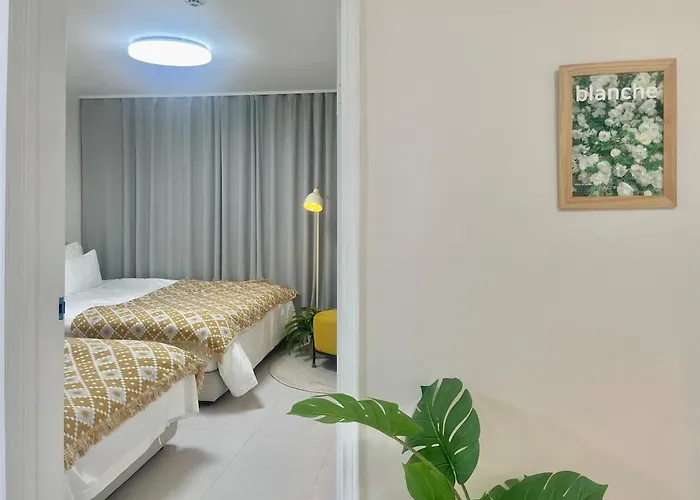 Special Offer!! Arex Line, 2 Min Walk To Dmc, 1 Stop To Hongik University, Travel